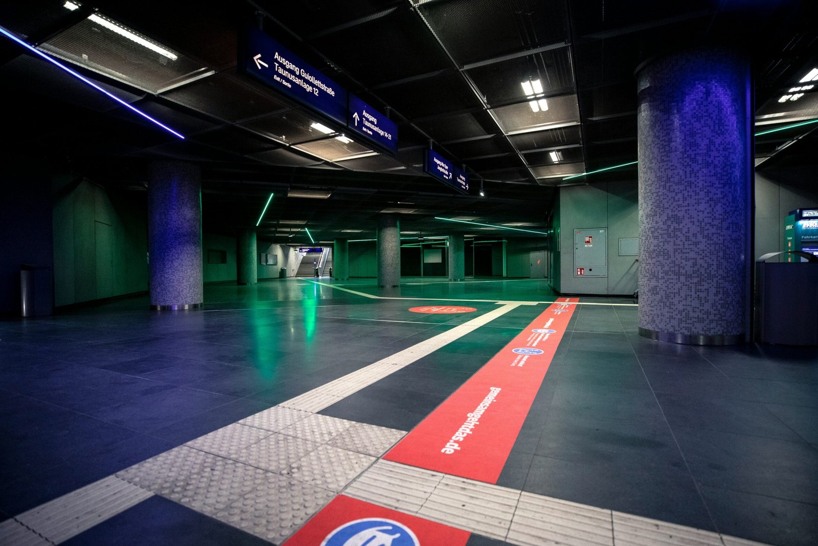 A transition zone at a Frankfurt MICE event designed to reduce sensory overload for corporate attendees.